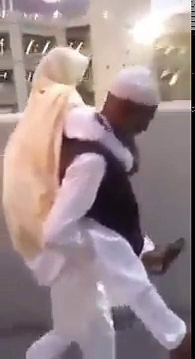 ماشاء الله. رجل يحمل أمه على ضهره في الحج