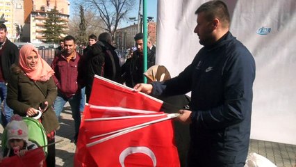 Kütahya Belediyesi 10 bin Türk Bayrağı dağıttı