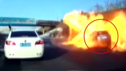 [영상] '펑!' 순식간에 불지옥 된 고속도로 / YTN