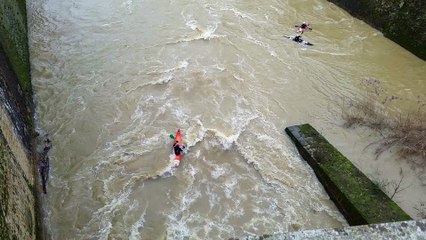 Les kayakistes de Metz sous la porte des Allemands : à qui profitent les crues ?