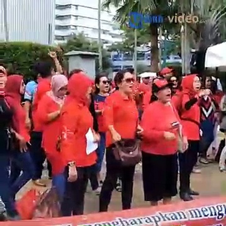 Sejumlah_Ibu_ibu_Gelar_Aksi_Desak_Anies_Buka_Kembali_Jalan_Jatibaru_Tanah_Abang