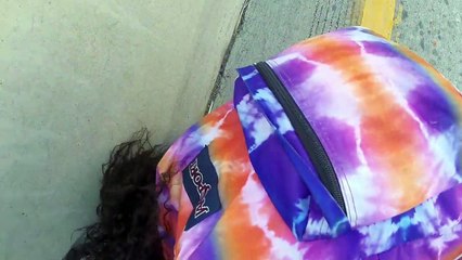 Cette bikeuse ne peut éviter la voiture qui se déporte et chute lourdement