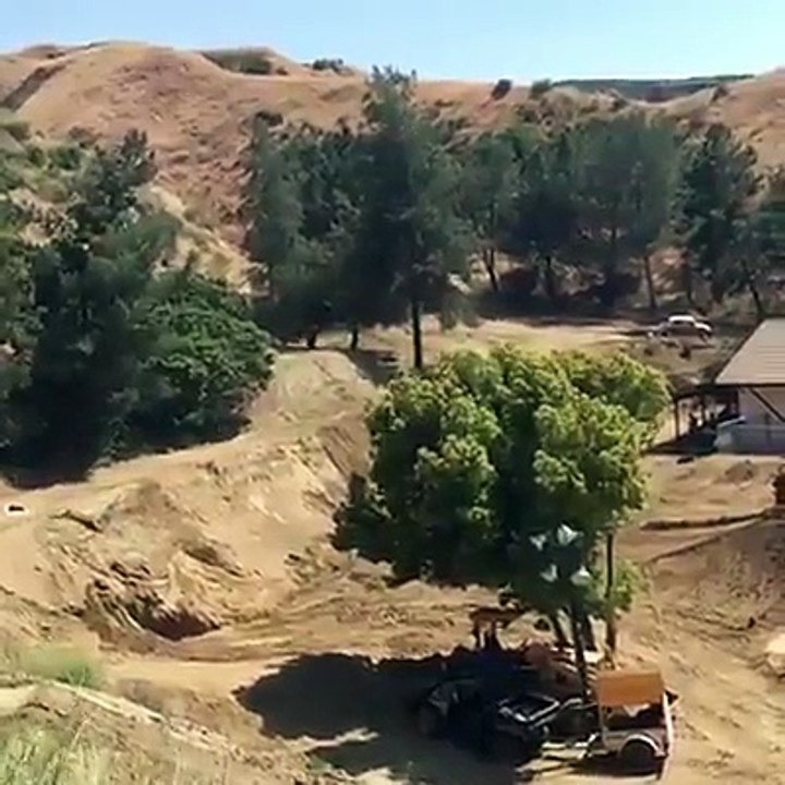 Il saute au dessus d’une maison en moto…