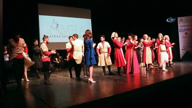 Kafkaslar Mehmetçiğe savaş dansıyla selam gönderdi