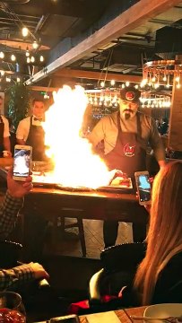 Un cuisinier fait des flammes dans un restaurant (Fail)