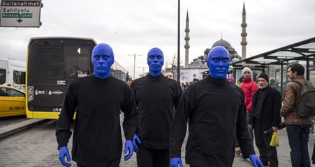"Blue Man Group" Eminönü'ne Çıktı, Vatandaşlar Şaştı Kaldı