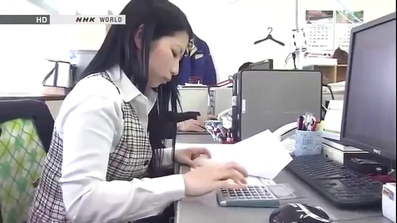 Watch the amazing video of a Japanese girl operating a calculator at hyper speed