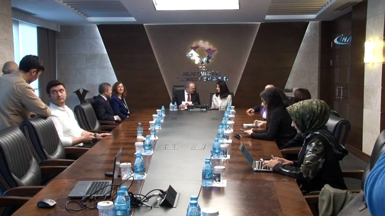 Bakan Özlü, Aziz Sancar bursunu kazanan Nazlı değer’i kabul etti