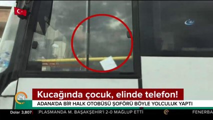 Kucağında çocuk, elinde telefon!