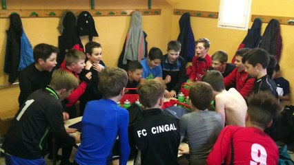 Les deux équipes fêtent la victoire 3-1 de l'équipe B