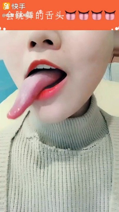 Une fille fait des trucs de fou avec sa langue...