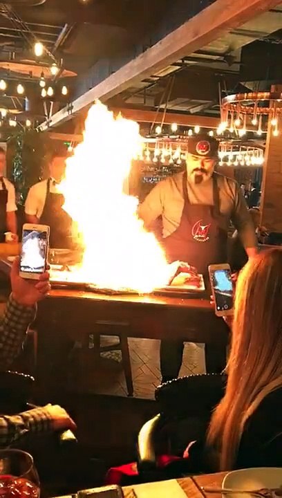 Un gros Fail d'un chef cuisinier quand il prépare un plat devant ses clients !