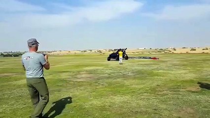 Télécharger la video: Un couple s'envole avec un buggy et ça finit très mal !