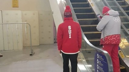 Le skieur Fabian Bösch prend un escalator (PyeongChang 2018)