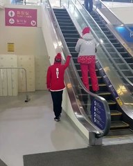 Descargar video: PyeongChang 2018 :Fabian Bösch a sa propre méthode de prendre les escalators !