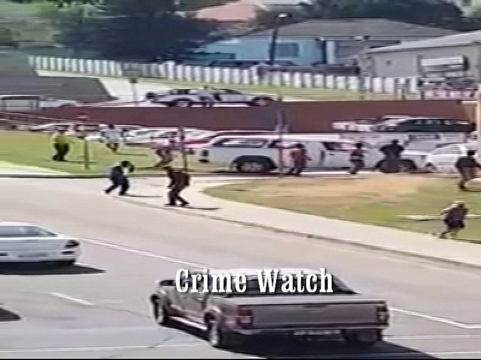 Watch man ram his bakkie to try and stop Criminals from escaping with stolen Cash