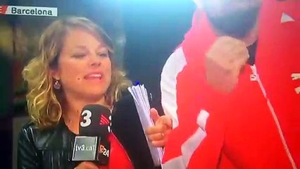 Trabajador enfurecido asalta a reportera en directo