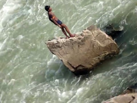 Ce gamin indien plonge dans une rivière dechainée... Même pas peur!