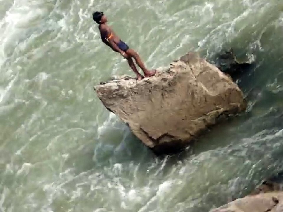 Ce gamin indien plonge dans une rivière dechain...
