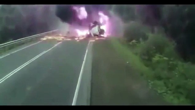 Impressionnante collision entre 2 camions poids-lourds