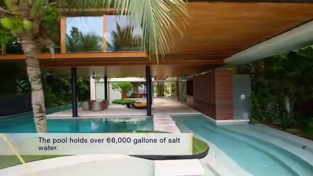 La piscine de rêve pour vos vacances... Elle entoure la villa