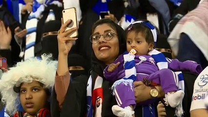 شاهد: سعوديات يتحدثن من أمام مقود السيارة وفي مدرجات الملاعب