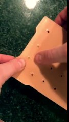 Ce jouet anti-stress nous permet de percer de faux points noirs