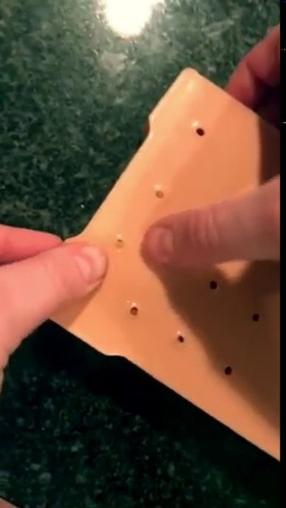 Ce jouet anti-stress nous permet de percer de faux points noirs