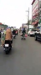 Phong cách đi chợ chất như dân chơi của U50