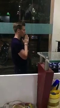 Anh Tây khấn ông công ông Táo gây sốt cộng đồng mạng