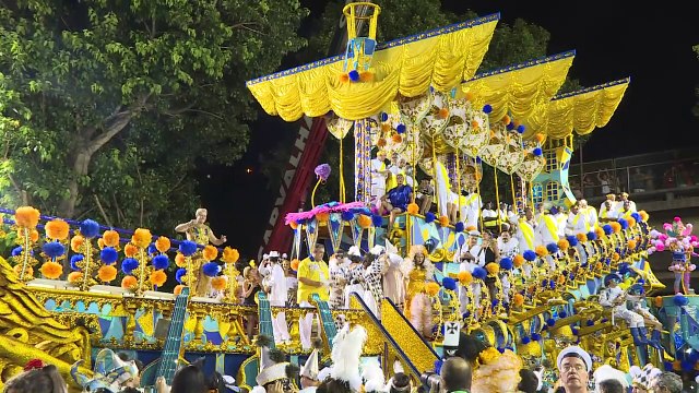 Rio de Janeiro olvida la crisis en su segundo día de desfiles