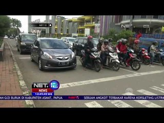 Sopir Angkot Makan Bakso Di Jalan - NET12