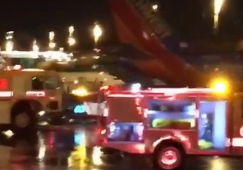 Скачать видео: Passengers Evacuated From Southwest Airlines Plane After Fire Breaks Out on Board