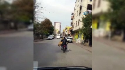 Koyunun motosiklet üstünde yolculuğu kamerada