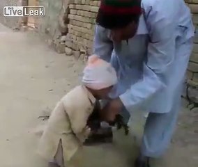 Horozunun kesilmesini istemeyen çocuk çabasıyla sonunda horozu kurtardı