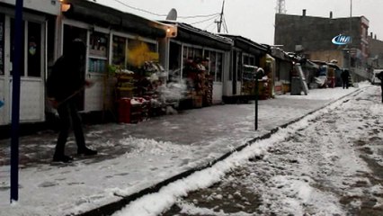 Başkale’de kar yağışı yeniden başladı