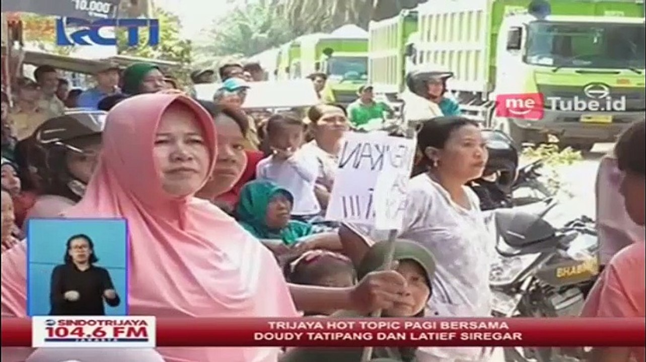 Protes Jalan Rusak, Ibu-Ibu Gelar Arisan di Tengah Jalan