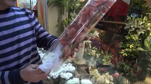Çiçekçiler Sevgililer Günü İçin 24 Saat Çalışıyor
