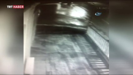 Kontrolden çıkan taksi lokantaya girdi