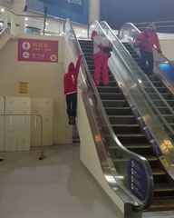 Quand le skieur Fabian Bösch prend un escalator ça donne ça! (PyeongChang 2018)