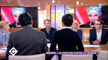 Raphaël Glucksmann a décidé de prendre la défense de Mennel en rappelant sa qualité d'artiste