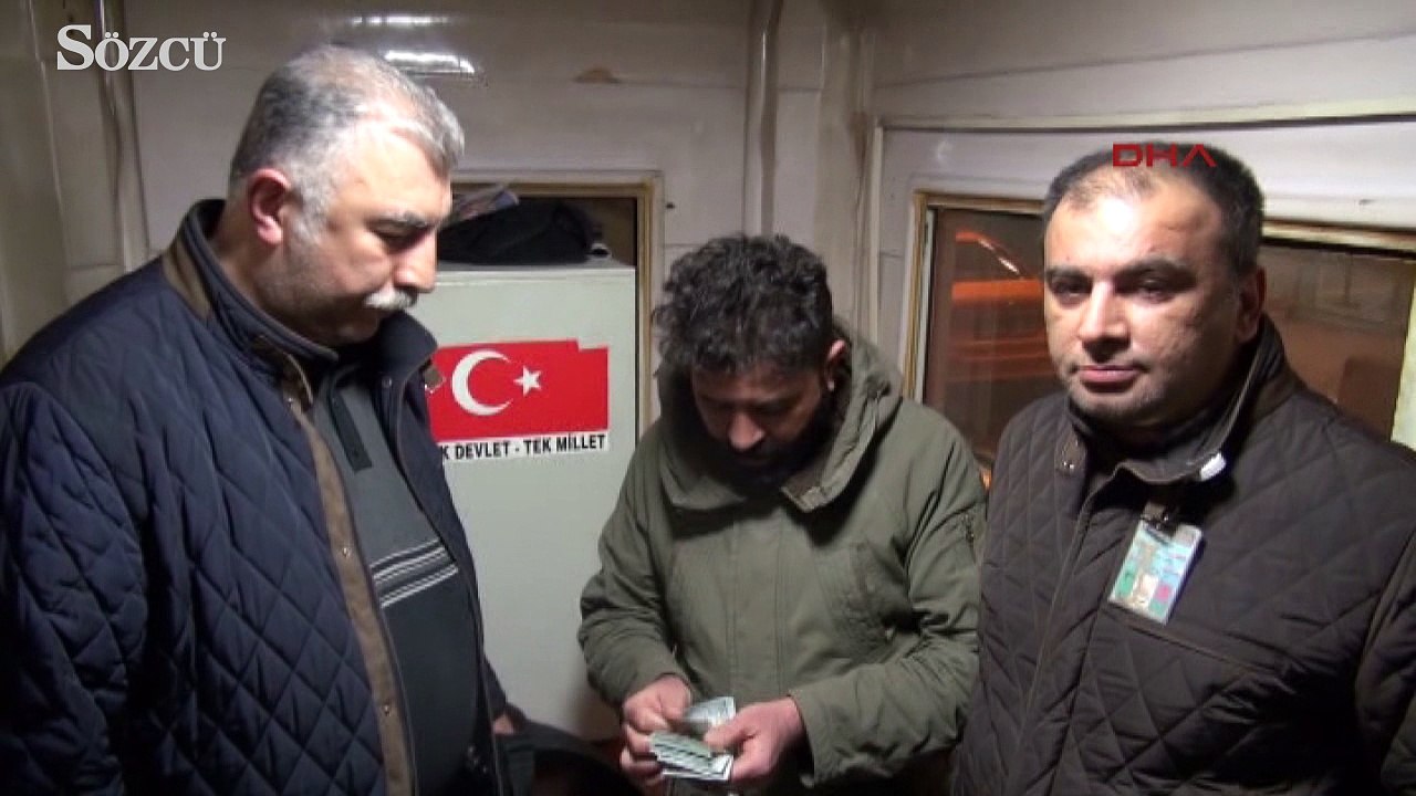 Taksi durağı görevlisi içi para dolu çantayı sahibinde teslim etti