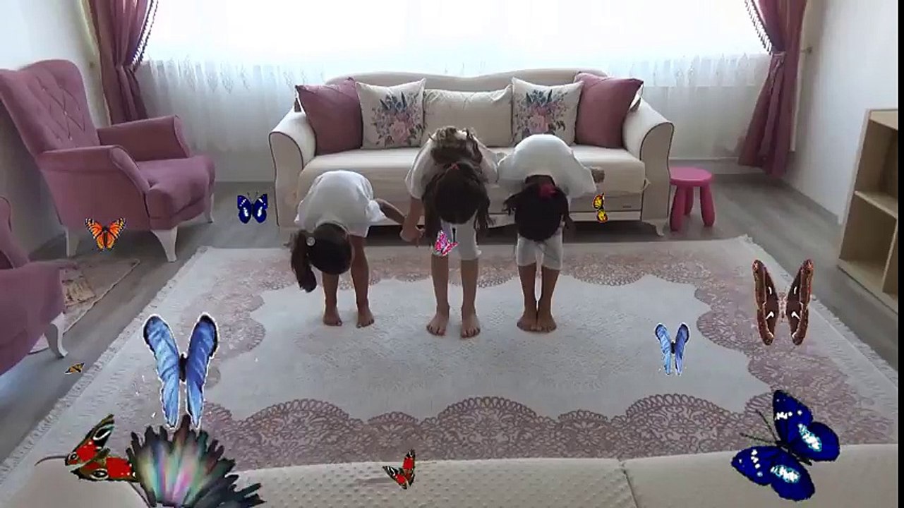 Arkadaşlarla Müzik Eşliğinde Evde Jimnastik Hareketleri Cimnastik