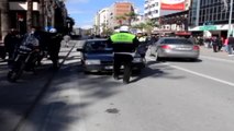 Polis Trafik Denetimi Yaparken Bulduğu Çocuğu Araca Alıp Sakinleştirmeye Çalıştı