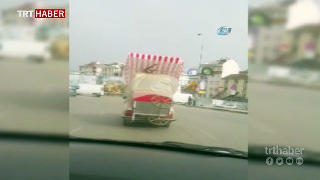 Trafikte yürekleri ağza getiren görüntüler kamerada