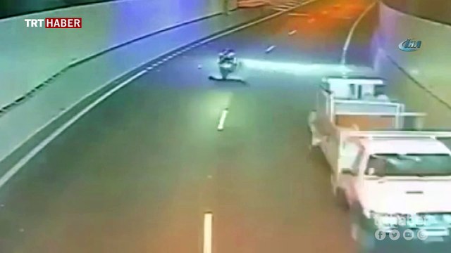 80 kilometre hızla giderken kamyonetten düşen yatağa çarptı