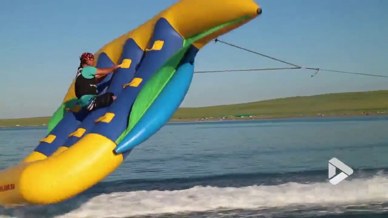 Ce fou s'envole dans une bouée géante tractée sur l'eau !