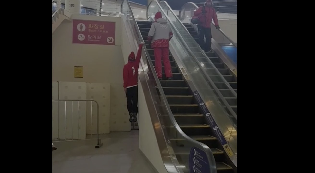 Il monte l'escalator suspendu par la main sur le rebord !