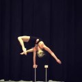 Cette gymnaste est extraordinaire !! Elle se tord en équilibre sur 1 bras !