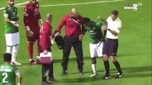 Ce footballeur balance une bouteille sur l'arbitre et vient s'excuser en lui faisant un gros calin